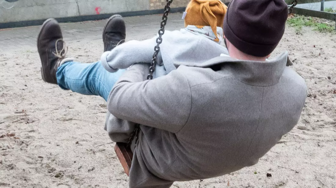 Ein Vater mit seinem Kind auf einem Spielplatz: Paare sollen zwar weiterhin zusammen bis zu 14 Monate Elternzeit nehmen können - aber nur noch maximal einen Monat parallel. - Bild: Marco Rauch/dpa