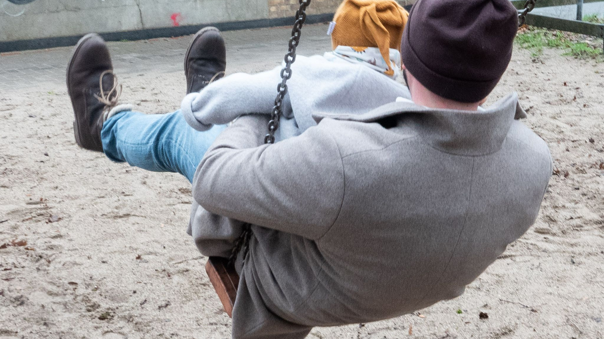 Ein Vater mit seinem Kind auf einem Spielplatz: Paare sollen zwar weiterhin zusammen bis zu 14 Monate Elternzeit nehmen können - aber nur noch maximal einen Monat parallel. - Foto: Marco Rauch/dpa
