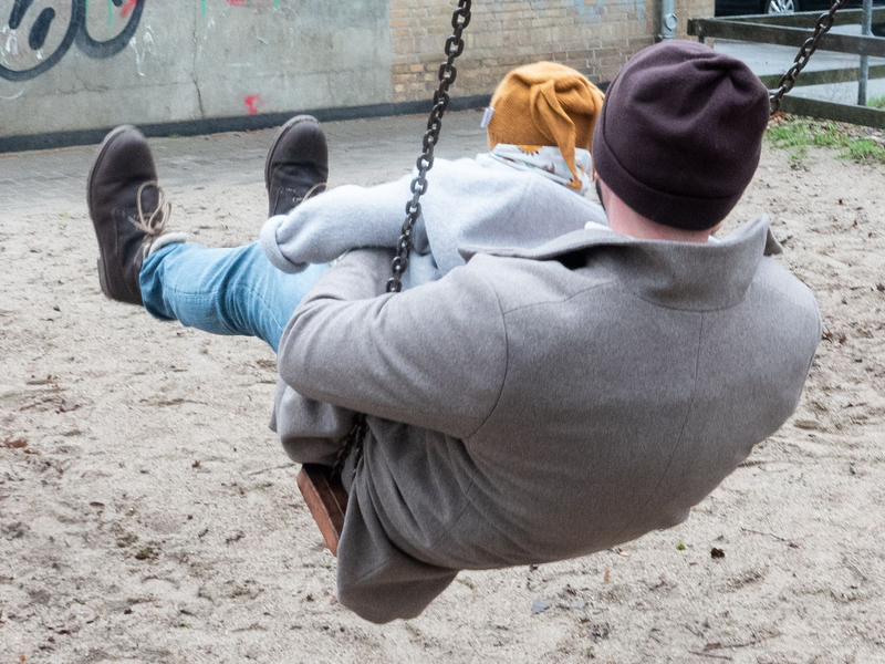Ein Vater mit seinem Kind auf einem Spielplatz: Paare sollen zwar weiterhin zusammen bis zu 14 Monate Elternzeit nehmen können - aber nur noch maximal einen Monat parallel. - Foto: Marco Rauch/dpa