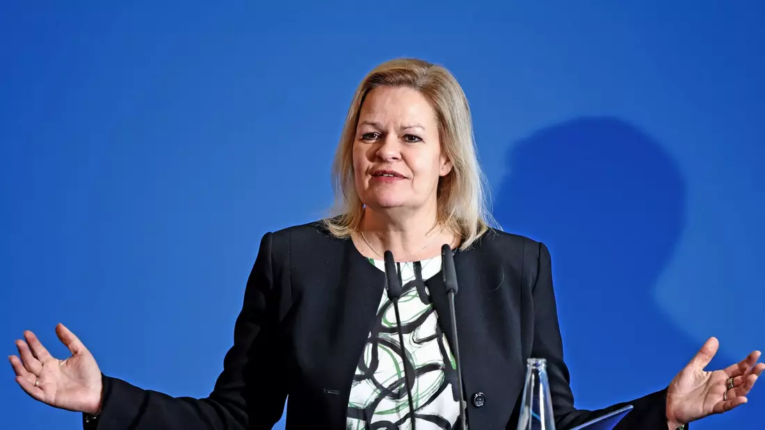 Bundesinnenministerin Nancy Faeser weist die Vorwürfe zur Absetzung von Ex-BSI-Chef Arne Schönbohm zurück. - Bild: Carsten Koall/dpa