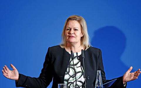 Bundesinnenministerin Nancy Faeser weist die Vorwürfe zur Absetzung von Ex-BSI-Chef Arne Schönbohm zurück. - Foto: Carsten Koall/dpa
