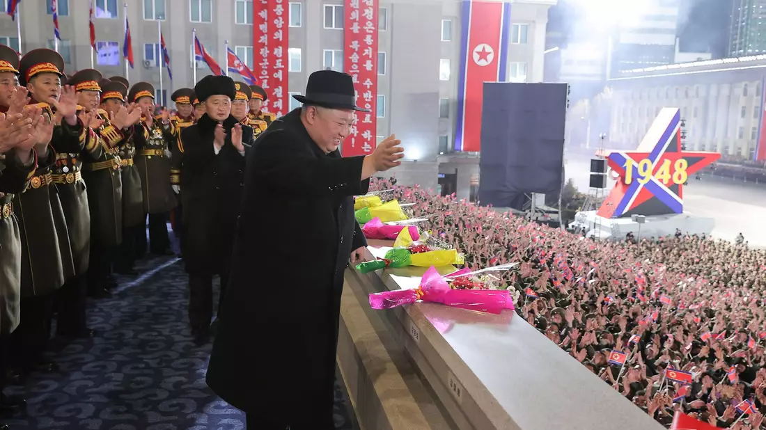 Nordkoreas Machthaber Kim Jong Un behauptet, sein U-Boot könne Kernwaffen bestückt werden. - Bild: Uncredited/KCNA/KNS/dpa