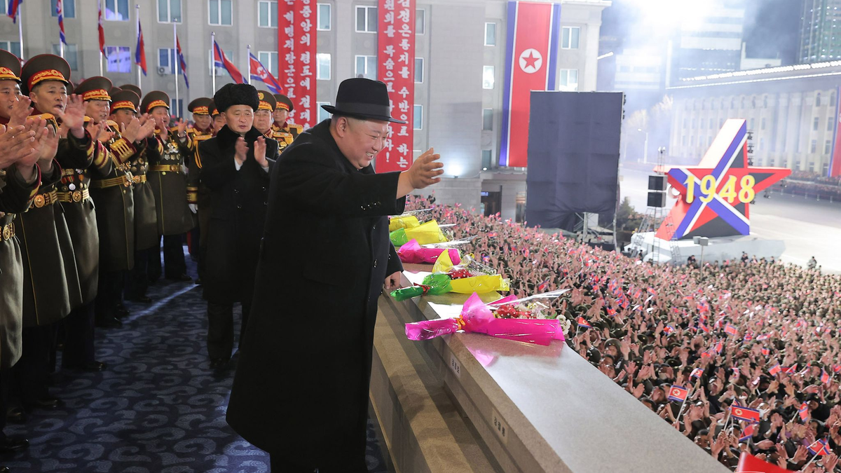 Machthaber Kim Jong Un will die militärische Macht Nordkoreas weiter ausbauen. - Foto: Uncredited/KCNA/KNS/dpa