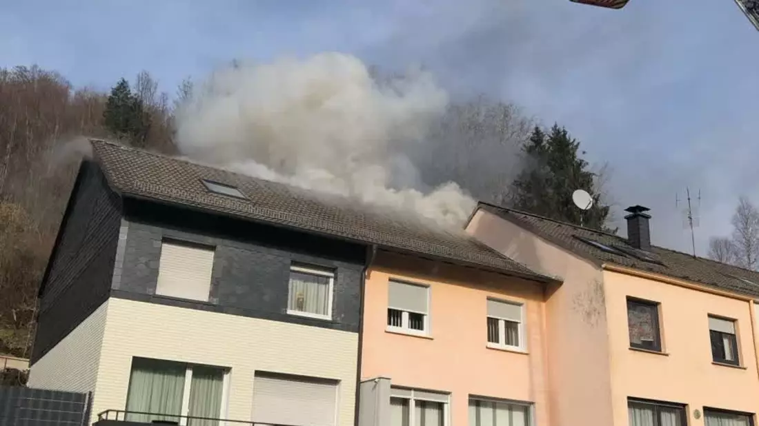 FW-MH: Dachstuhlbrand in Saarn: Zwei Wohnhäuser unbewohnbar - Großeinsatz der Feuerwehr - Bild: presseportal.de