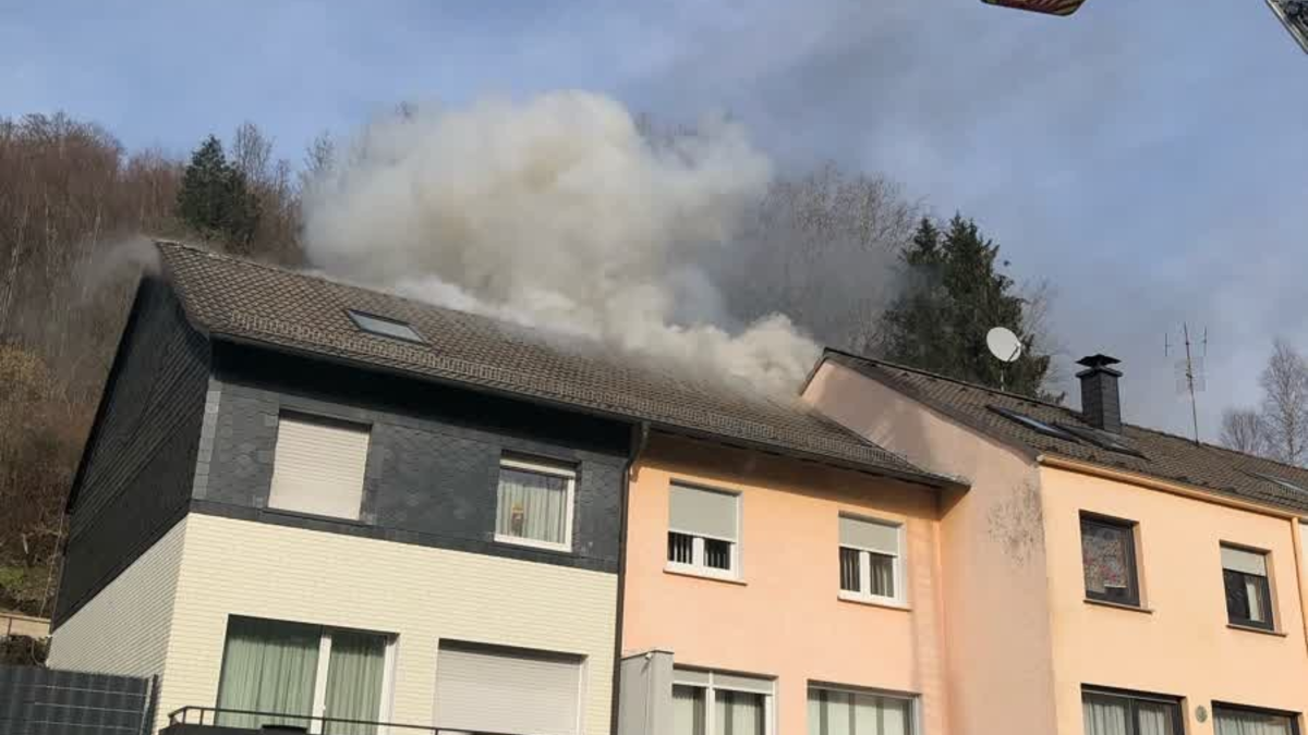 FW-MH: Dachstuhlbrand in Saarn: Zwei Wohnhäuser unbewohnbar - Großeinsatz der Feuerwehr - Foto: presseportal.de