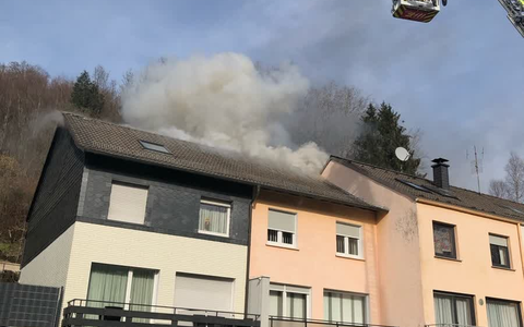 FW-MH: Dachstuhlbrand in Saarn: Zwei Wohnhäuser unbewohnbar - Großeinsatz der Feuerwehr - Foto: presseportal.de