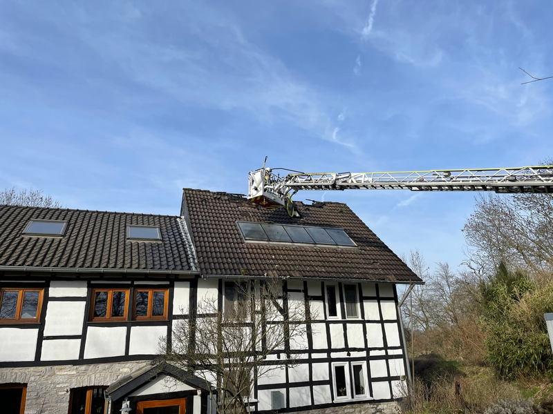 FW Hannover: Laubenbrand in Hannover-Herrenhausen In der Kleingartenkolonie Berggarten im Stadtteil Herrenhausen brannte ein Gartenhaus nahezu vollständig aus. Personen wurden nicht verletzt. - Foto: presseportal.de