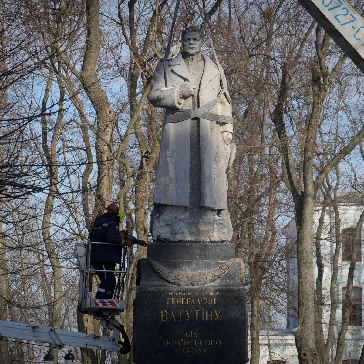 In der Hauptstadt Kiew werden immer wieder auch Wohnhäuser beschädigt. - Foto: Efrem Lukatsky/AP/dpa