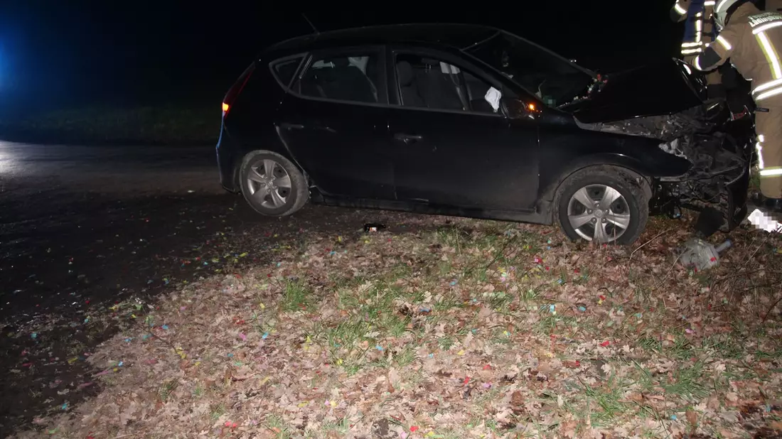 POL-COE: Lüdinghausen, Elvert/ Auto prallt gegen Baum - Bild: presseportal.de