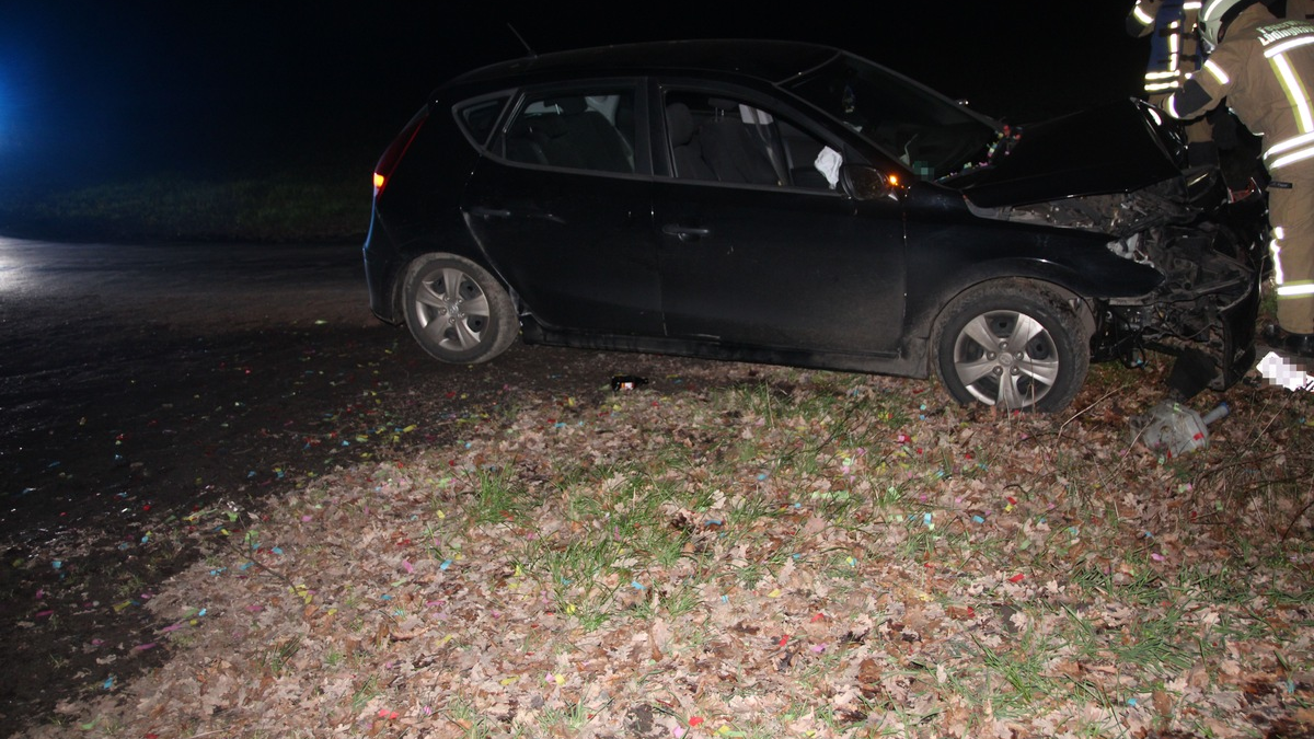 POL-COE: Lüdinghausen, Elvert/ Auto prallt gegen Baum - Foto: presseportal.de