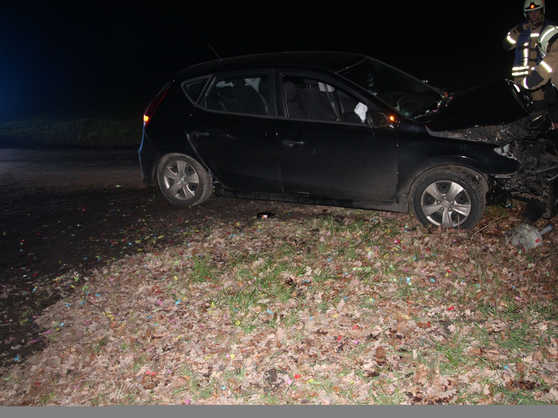 POL-COE: Lüdinghausen, Elvert/ Auto prallt gegen Baum - Foto: presseportal.de