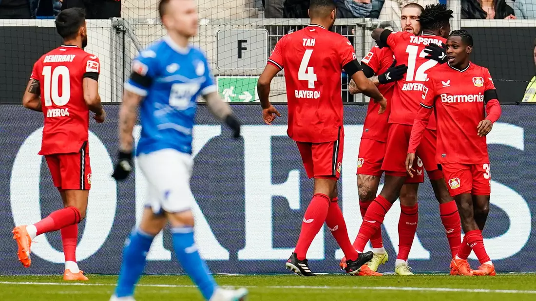 Florian Wirtz (l) brachte Leverkusen bei Hoffenheim in Führung. - Bild: Uwe Anspach/dpa
