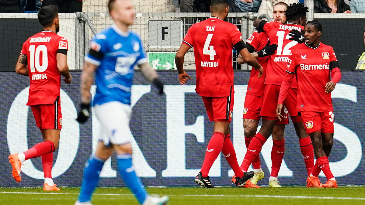 Florian Wirtz (l) brachte Leverkusen bei Hoffenheim in Führung. - Foto: Uwe Anspach/dpa
