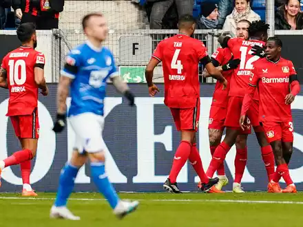 Florian Wirtz (l) brachte Leverkusen bei Hoffenheim in Führung. - Foto: Uwe Anspach/dpa