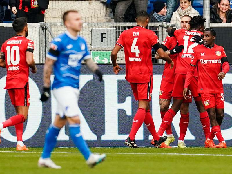 Florian Wirtz (l) brachte Leverkusen bei Hoffenheim in Führung. - Foto: Uwe Anspach/dpa