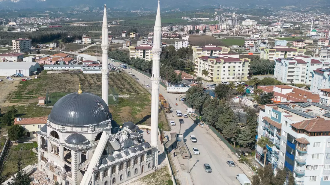 Von Trümmern geräumte Flächen in der Innenstadt von Antakya. - Bild: Boris Roessler/dpa
