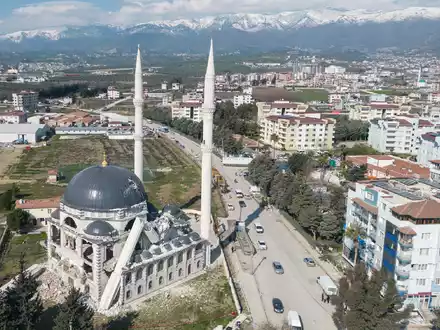 Von Trümmern geräumte Flächen in der Innenstadt von Antakya. - Foto: Boris Roessler/dpa