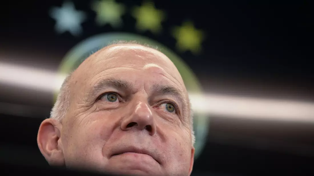 DFB-Präsident Bernd Neuendorf will den Frauenfußball fördern. (Archivbild) - Bild: Sebastian Gollnow/dpa
