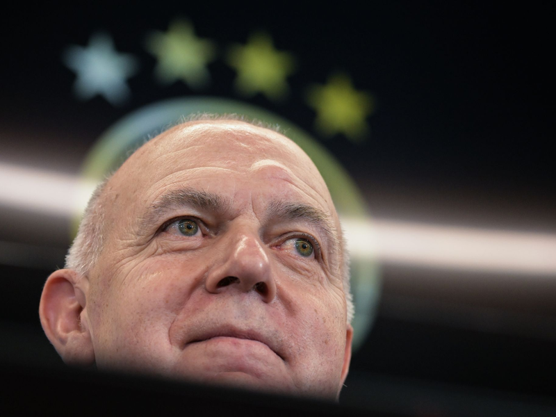 Präsident Bernd Neuendorf und der DFB geraten unter Druck. Archivbild) - Foto: Sebastian Gollnow/dpa