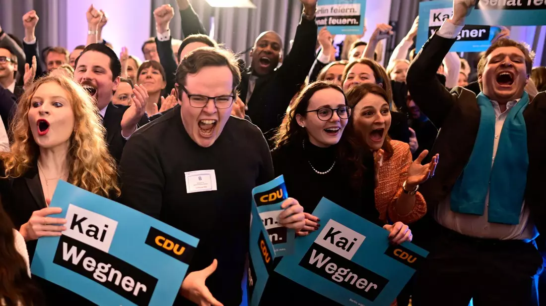 Freude bei Teilnehmern der CDU-Wahlparty im Konrad-Adenauer-Haus in Berlin. - Bild: Fabian Sommer/dpa