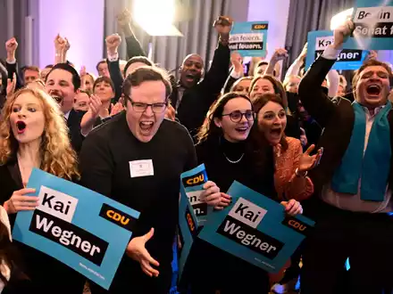 Freude bei Teilnehmern der CDU-Wahlparty im Konrad-Adenauer-Haus in Berlin. - Foto: Fabian Sommer/dpa