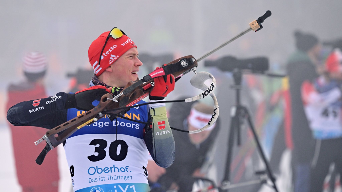 Biathlet Benedikt Doll feiert seinen Sprint-Sieg in Oberhof. - Foto: Martin Schutt/dpa