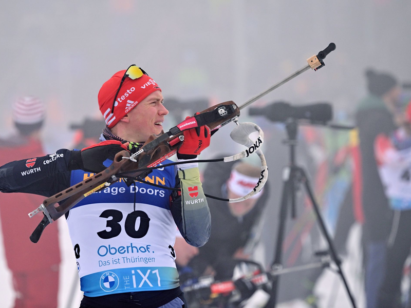 Biathlet Benedikt Doll feiert seinen Sprint-Sieg in Oberhof. - Foto: Martin Schutt/dpa
