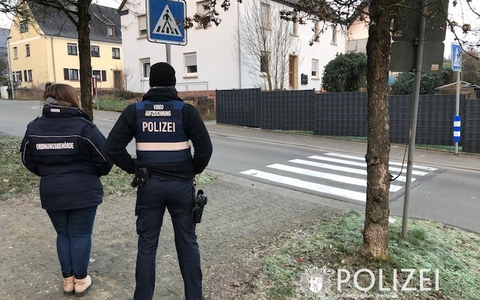 POL-PDTR: Grundschule Birkenfeld - Problem Elterntaxis - Foto: presseportal.de