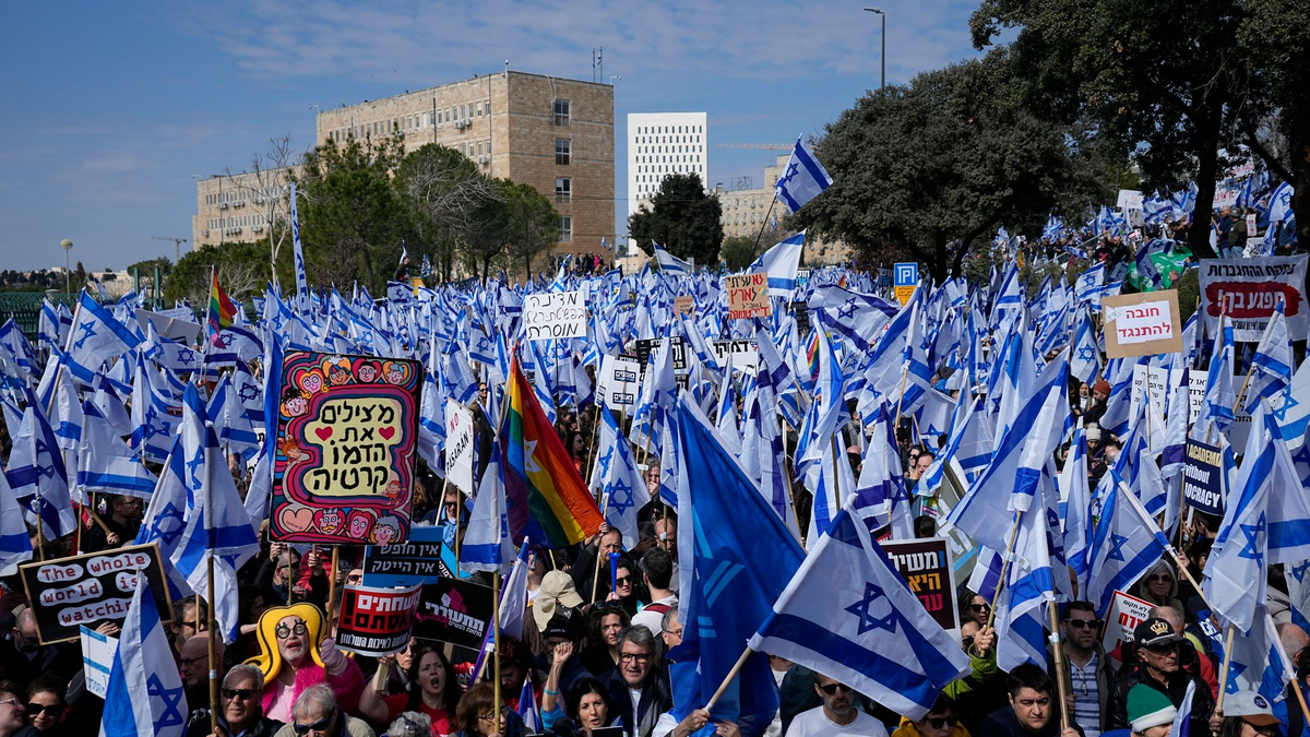 Protestaktion von Familienangehörigen und Unterstützern von Geiseln in Tel Aviv. - Foto: Ohad Zwigenberg/AP/dpa