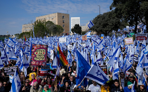 Protestaktion von Familienangehörigen und Unterstützern von Geiseln in Tel Aviv. - Foto: Ohad Zwigenberg/AP/dpa