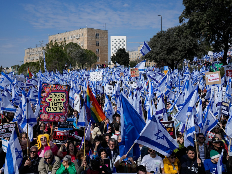 Protestaktion von Familienangehörigen und Unterstützern von Geiseln in Tel Aviv. - Foto: Ohad Zwigenberg/AP/dpa