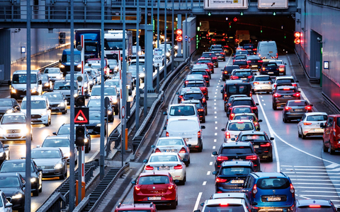 Eigentlich sollen in der EU Autos mit Verbrennungsmotor für Privatpersonen aus dem Verkehr verschwinden - doch dagegen regt sich Widerstand. (Archivbild)  - Foto: Matthias Balk/dpa
