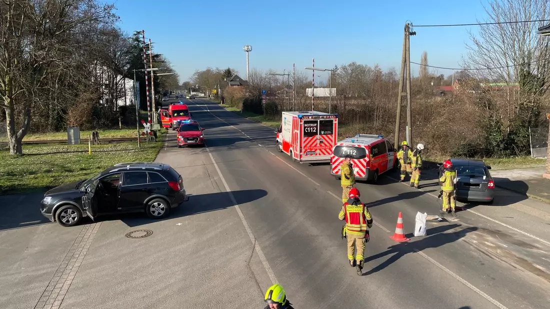 FW Alpen: Auslaufende Betriebsmittel nach Verkehrsunfall - Bild: presseportal.de
