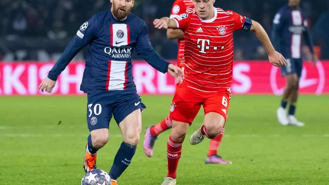 Manuel Neuer (r) nimmt seinen Weggefährten Thomas Müller nach dem letzten Spiel für den FC Bayern in den Arm.  - Bild: Sven Hoppe/dpa