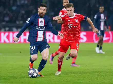 Manuel Neuer (r) nimmt seinen Weggefährten Thomas Müller nach dem letzten Spiel für den FC Bayern in den Arm.  - Foto: Sven Hoppe/dpa