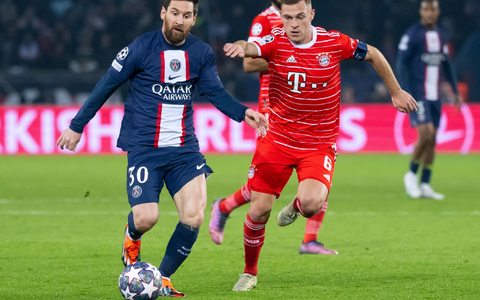 Vincent Kompany am Spielfeldrand in Aktion. - Foto: Sven Hoppe/dpa