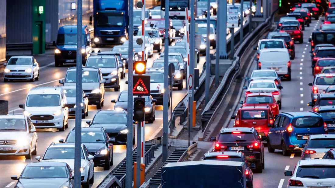 Stau auf einer Autobahn: Mit dem Einsatz des neuen Betriebssystems AutobahnOS sollen unter anderem Umleitungen frühzeitig angezeigt werden. - Bild: Matthias Balk/dpa