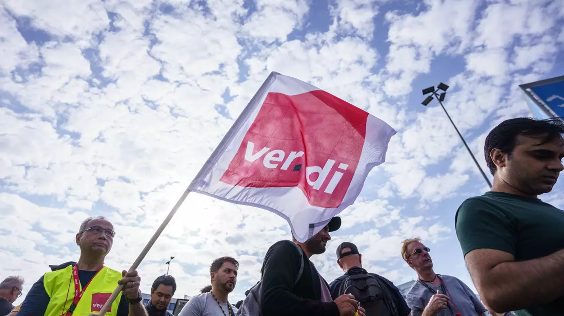 Verdi fordert unter anderem 2,80 Euro mehr Lohn pro Stunde und  höhere Funktionszulagen. - Bild: Frank Rumpenhorst/dpa