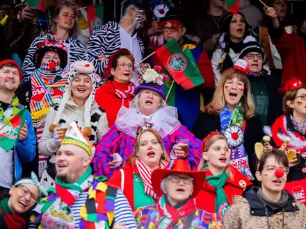 Karnevalisten mit Regenschutz feiern an Weiberfastnacht die Eröffnung des Straßenkarnevals auf dem Alter Markt in Köln. - Foto: Rolf Vennenbernd/dpa