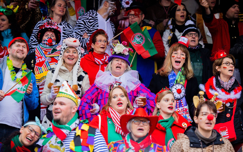 Karnevalisten mit Regenschutz feiern an Weiberfastnacht die Eröffnung des Straßenkarnevals auf dem Alter Markt in Köln. - Foto: Rolf Vennenbernd/dpa