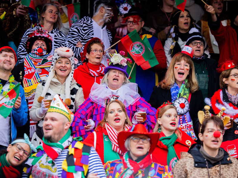 Karnevalisten mit Regenschutz feiern an Weiberfastnacht die Eröffnung des Straßenkarnevals auf dem Alter Markt in Köln. - Foto: Rolf Vennenbernd/dpa