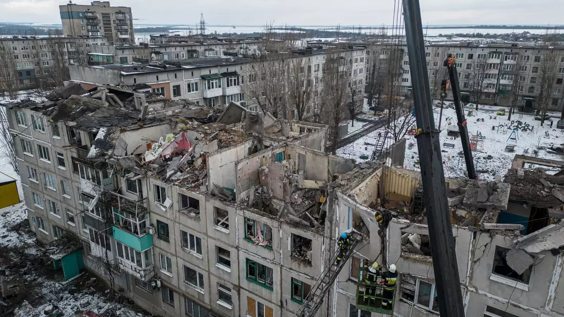 Russische Truppen stehen nur noch etwa sieben Kilometer vor der Stadt Pokrowsk. (Archivbild) - Bild: Evgeniy Maloletka/AP/dpa