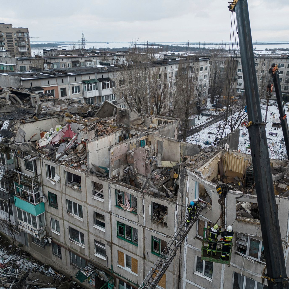 Ukrainischer Panzer ist bei Dunkelheit im Einsatz (Archivbild). - Foto: Evgeniy Maloletka/AP/dpa