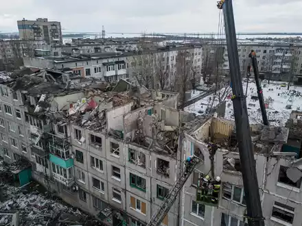Zugevakuierungen sind wegen der näher rückenden Front aus der ostukrainischen Stadt Pokrowsk nicht mehr möglich. - Foto: Evgeniy Maloletka/AP/dpa