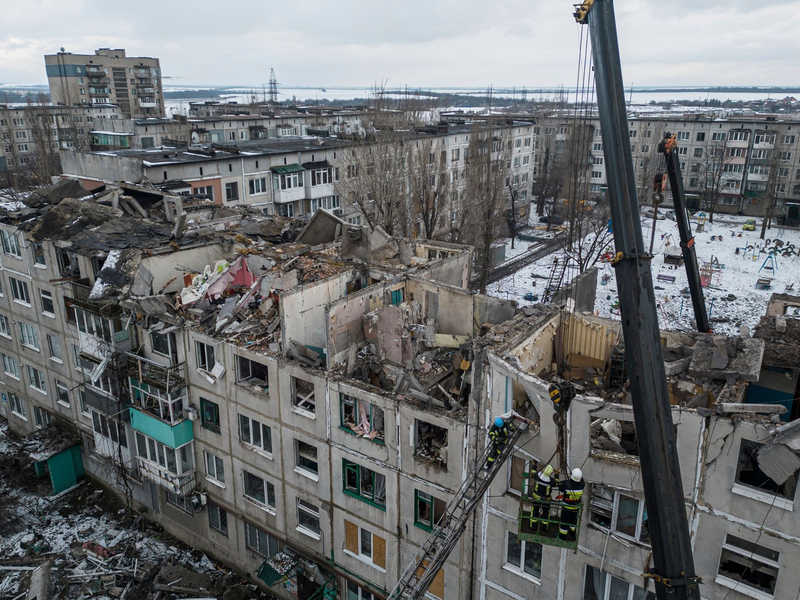 Russische Truppen stehen nur noch etwa sieben Kilometer vor der Stadt Pokrowsk. (Archivbild) - Foto: Evgeniy Maloletka/AP/dpa