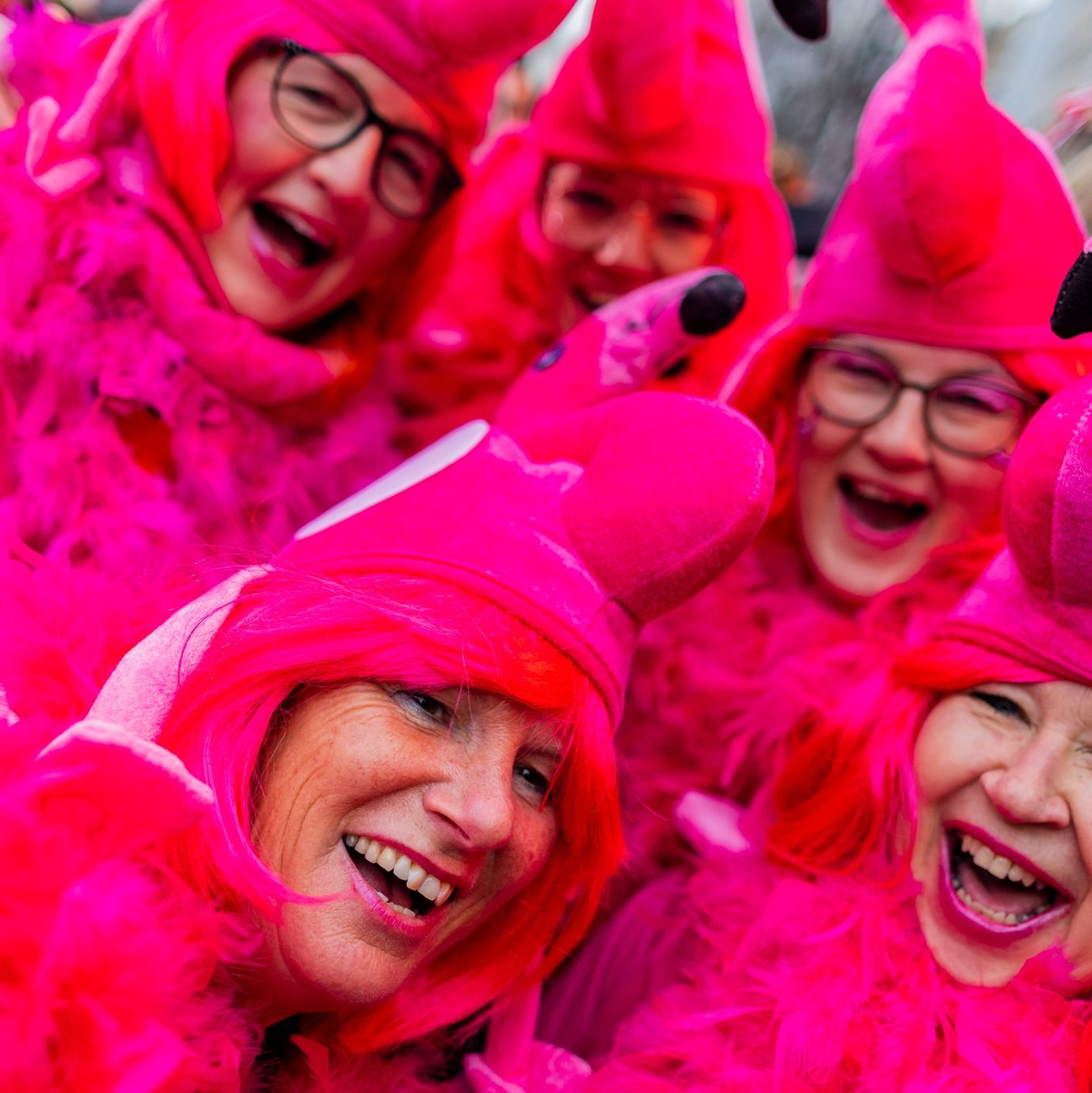 Karnevalisten feiern an Weiberfastnacht die Eröffnung des Straßenkarnevals auf dem Alten Markt in Köln. - Foto: Rolf Vennenbernd/dpa