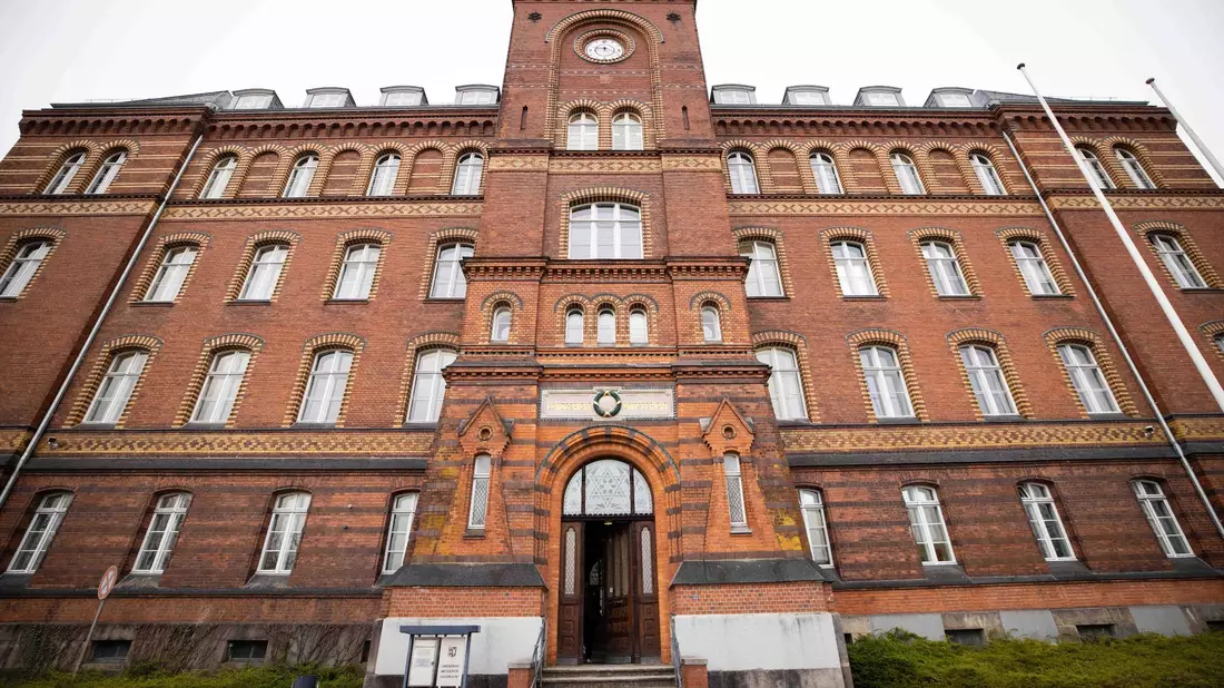 Die Staatsanwaltschaft in Flensburg ermittelt wegen Drohnenüberflügen in Brunsbüttel. (Archivbild) - Bild: Christian Charisius/dpa