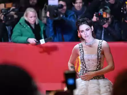 Eine Frisur, die kein Geschlecht kennt: Auch die Schauspielerin Kristen Stewart trägt Vokuhila. - Foto: Monika Skolimowska/dpa