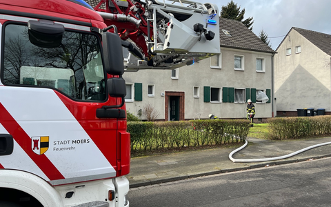 FW-NE: Feuer in einer Lagerhalle | Frühzeitiger Notruf verhindert Großbrand - Foto: presseportal.de