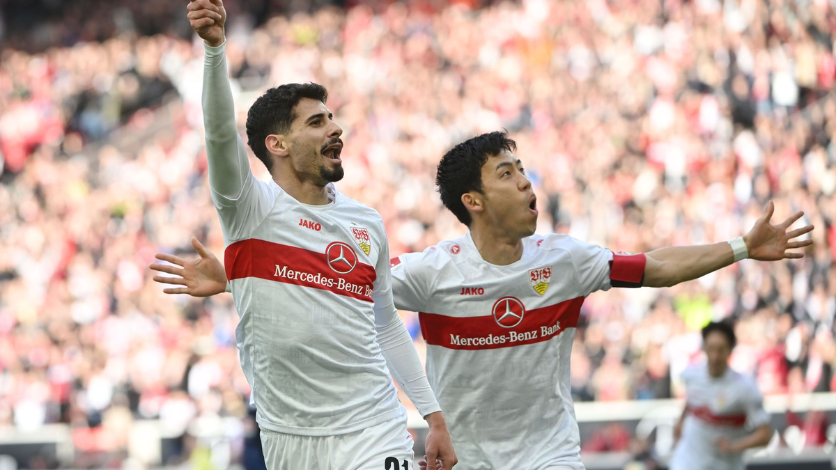 Stuttgarts Josha Vagnoman (M) versucht sich gegen die Kölner Julian Chabot (l) und Eric Martel durchzusetzen. - Foto: Marijan Murat/dpa